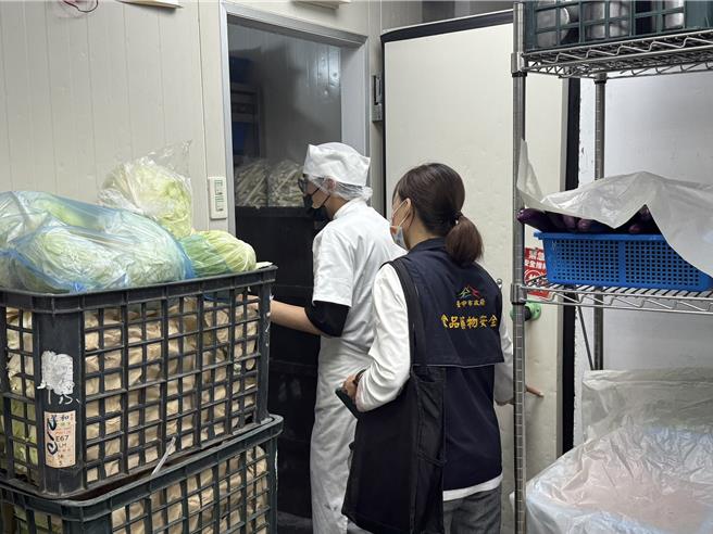 台中市食药处28日前往台中大远百及新光三越百货公司针对供应粿条及河粉类的5间南洋餐饮进行稽查。（台中市政府提供／冯惠宜台中传真）