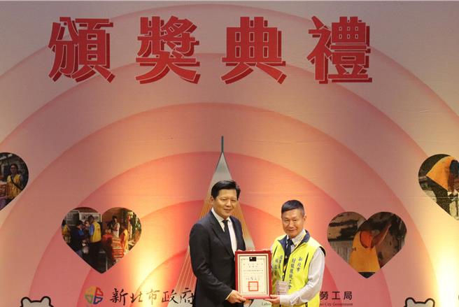 副市长朱惕之（左）颁奖予钟表眼镜业职业工会理事长林钰清（右）。（新北市劳工局提供）