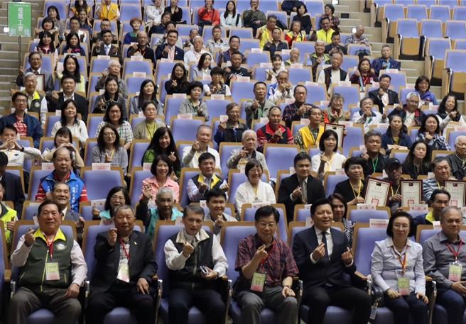 行善工会大合照。（新北市劳工局提供）