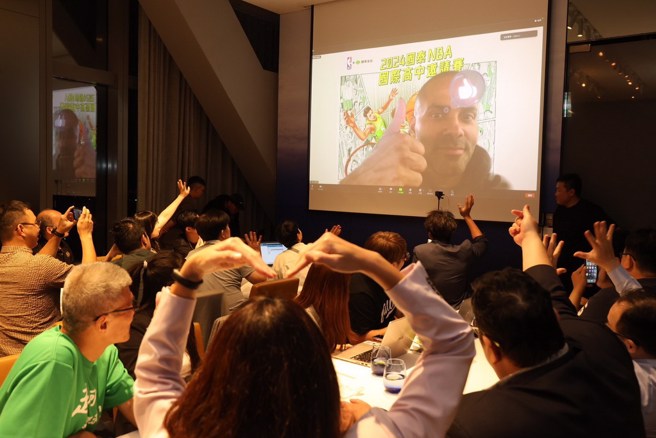 帕克用視訊跟現場媒體打招呼。(國泰提供)