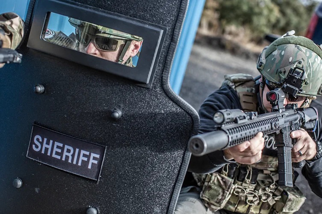 美国多个单位购买了不合标准的防弹装备，负责人被起诉并求偿。(图/BulletProof-It)