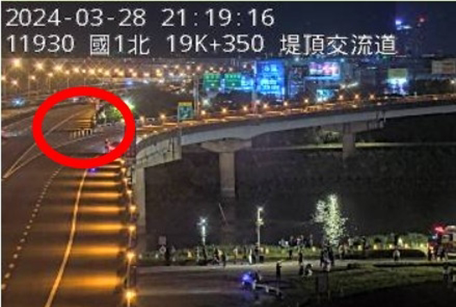 今28日晚間20時許，國道1號北上18公里處發生一起墜落案件。（翻攝畫面）