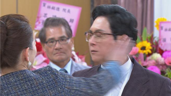 王灿连续挨呼巴掌。（民视提供）