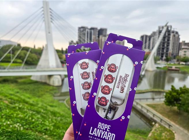 桃捷公司攜手樂天桃猿球團推出首款「桃捷x Rakuten Monkeys聯名造型手機背帶」。（桃捷提供／蔡明亘桃園傳真）