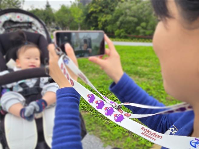 桃捷公司攜手樂天桃猿球團推出首款「桃捷x Rakuten Monkeys聯名造型手機背帶」。（桃捷提供／蔡明亘桃園傳真）