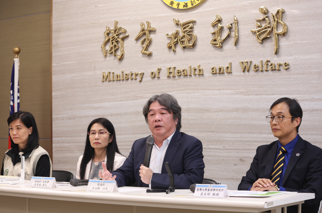 卫福部28日举行宝林茶室食物中毒案进度报告记者会，疾管署副署长曾淑慧（左起）、食药署长吴秀梅、卫福部次长王必胜、台大毒理学研究所教授姜至刚，一同出席说明罕见米酵菌酸食物中毒案进度。（陈俊吉摄）
