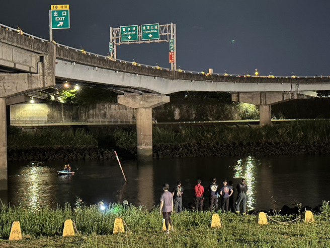 今28日晚間20時許，國道1號北上18公里處發生一起墜落案件。（圖／民眾提供）