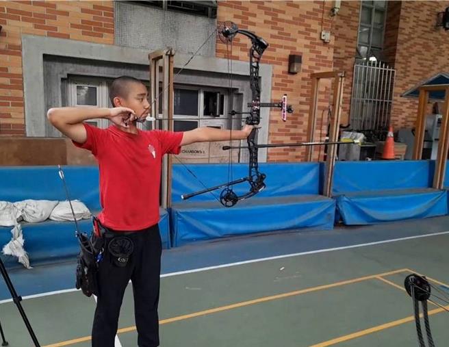 林博彥在國小四年級時經班導推薦開始接觸射箭運動，已訓練6年多，懷抱國手夢持續邁進。（桃園家扶中心提供／蔡明亘桃園傳真）