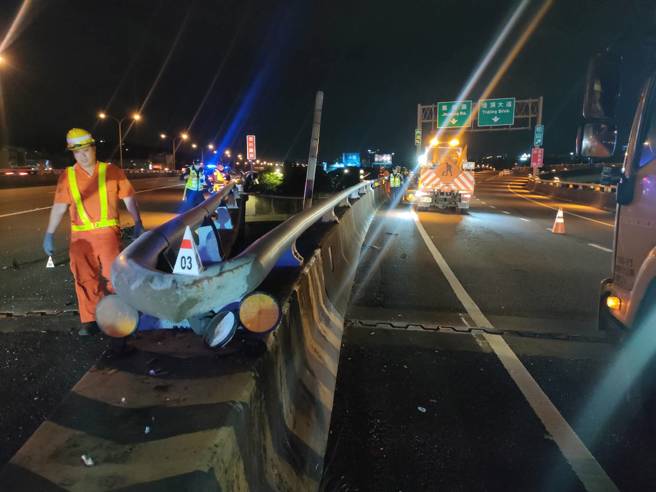 今28日晚間20時許，國道1號北上18公里處發生一起墜落案件。（圖／警方提供）