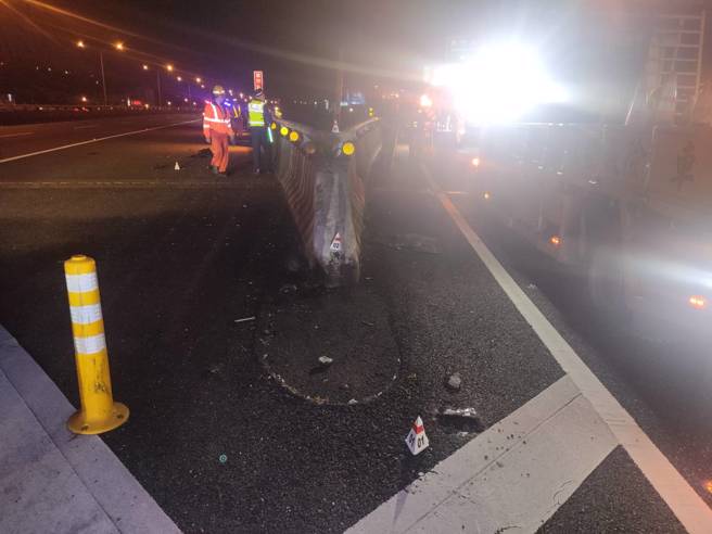 今28日晚間20時許，國道1號北上18公里處發生一起墜落案件。（圖／警方提供）