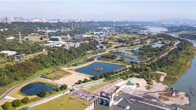 桃園市政府於中庄攔河堰旁興建人工溼地「瑞興溼地」。（水務局提供／蔡明亘桃園傳真）