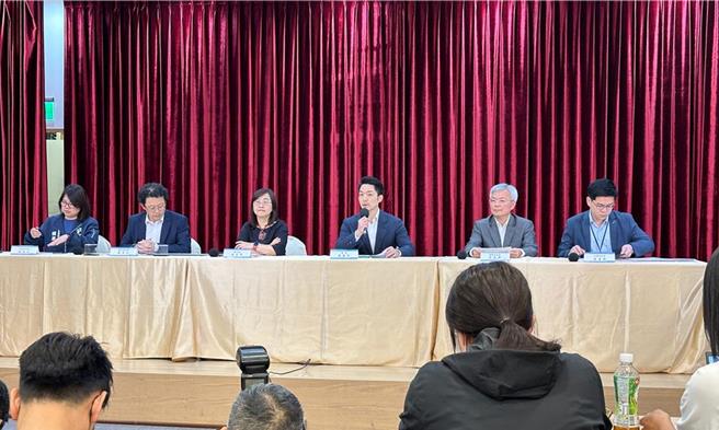 台北市长蒋万安（右三）28日下午也临时举行记者会，邀集卫生局、社会局、法务局及警察局一同出面说明最新情况。（丁上程摄）