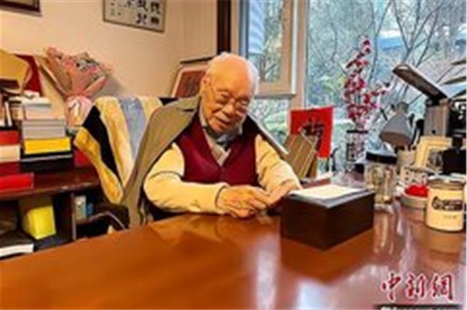 陸110歲名作家馬識途去世，小說《夜譚十記》改編電影《讓子彈飛》。（中國新聞網 ）