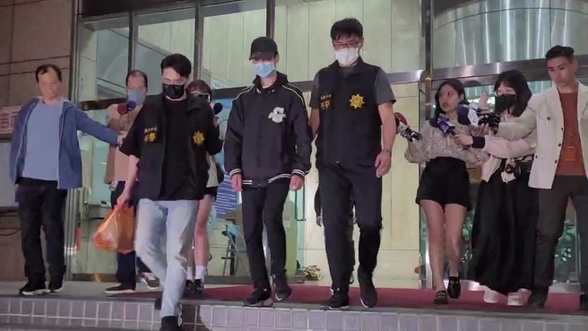 警方今晚依涉嫌人身分約談25歲、越南籍代班胡姓廚師到案，以了解整個食材烹煮及進貨過程等細節，訊後依食安法、過失致死等罪嫌移送檢方偵辦。（圖／林郁平攝）