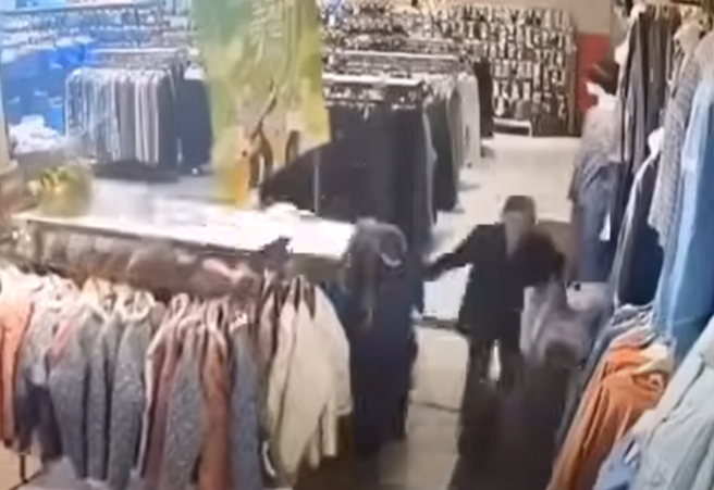 大陆有妇人逛商场挑衣服时，脚底下的地板竟然塌了。（图／翻摄自微博）