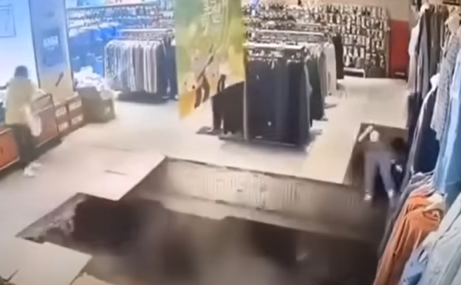 大陆有妇人逛商场挑衣服时，脚底下的地板竟然塌了。（图／翻摄自微博）