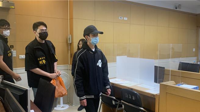 寶林茶室食安風暴真相未明，衛福部28日晚確認死者採到米酵菌酸後，檢方研判食材因汙染造成米酵菌酸，指揮信義分局依涉嫌人身分約談案發期間的代班胡姓廚師到案。警詢後，將他移送台北地檢署複訊，訊後不排除祭出強制處分。（圖賴佩璇攝影）