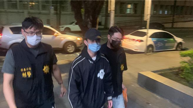 寶林茶室食安風暴真相未明，衛福部28日晚確認死者採到米酵菌酸後，檢方研判食材因汙染造成米酵菌酸，指揮信義分局依涉嫌人身分約談案發期間的代班胡姓廚師到案。警詢後，將他移送台北地檢署複訊，訊後不排除祭出強制處分。（圖賴佩璇攝影）