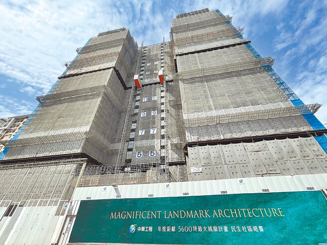 綠色通膨來襲、營建成本狂飆，侵蝕建商獲利。圖為興建中的中華工程「碧硯閣」基地現場。圖／蔡惠芳