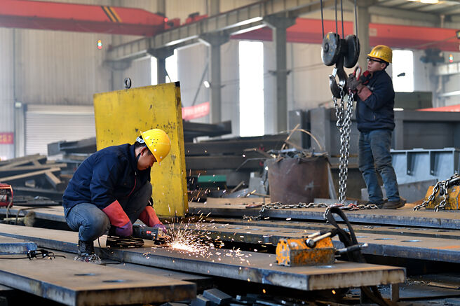 大陆统计局表示，随着宏观组合政策落实显效，市场需求持续回升，工业生产增长快速。图／中新社