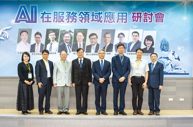 商研院所長范慧宜（左一起）、台大教授張佑宗、中研院士陳力俊、中技社董事長潘文炎、中研院長廖俊智、東華大學副校長朱景鵬、清大教授王道維、中技社執行長陳綠蔚出席研討會。圖／中技社提供