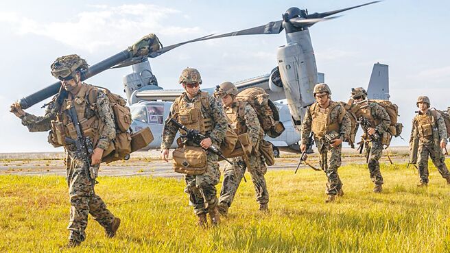 图为美国海军陆战队演习及训练画面。（摘自美国海军陆战队官网）