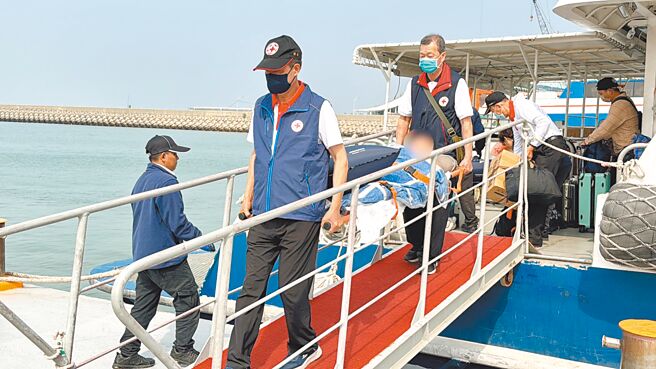 吴姓老翁（左三）在两岸人道紧急救援的协助下，27日顺利返回金门治疗。（于家麒摄）