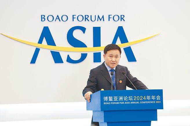 博鰲亞洲論壇2024年年會於大陸海南博鰲舉行，中國人民銀行行長潘功勝27日上午出席「深化亞洲金融合作」分論壇並致詞。（新華社）