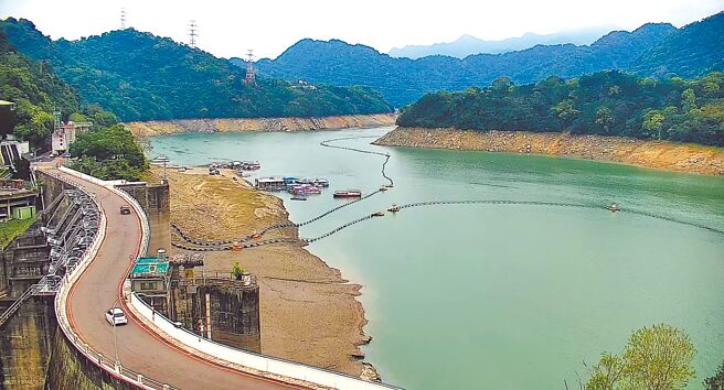 桃園市石門水庫集水區近1周未降雨，3月27日蓄水率約31％，將跌破3成大關，北區水資源分署表示，目前為蓄水緩降期，預估3月28日起至清明有較多降雨機會，盼穩定水情。（北區水資源分署提供／蔡明亘桃園傳真）
