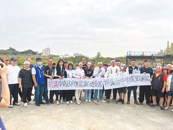 台中市大里區頭汴坑溪十九甲地區立仁橋河道近日再度出現大量魚群暴斃，當地民眾27日集結拉白布條抗議。（馮惠宜攝）