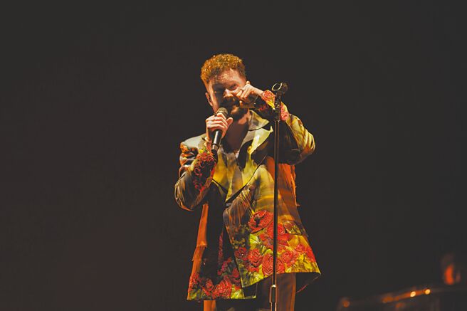 卡倫史考特俏皮用中文「哭哭」介紹即將要演唱的歌曲。（寬宏藝術提供）