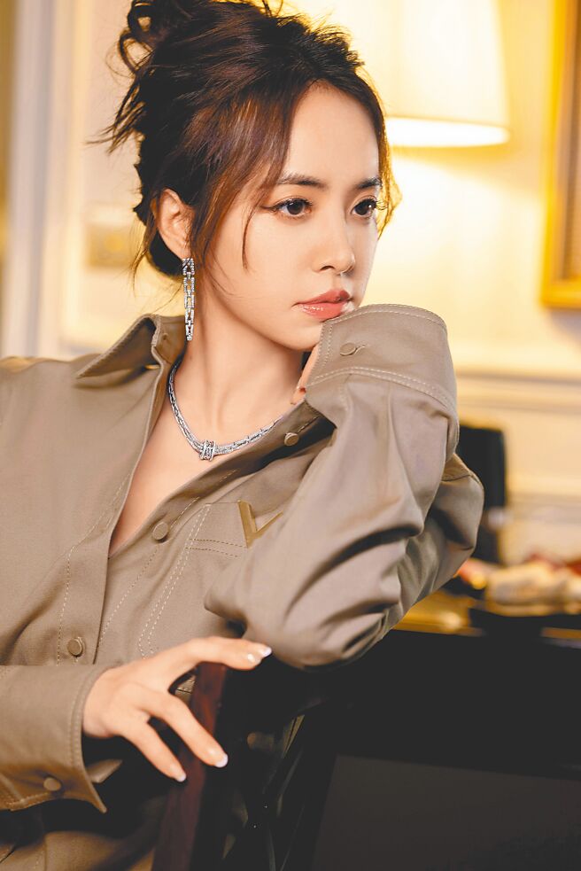 蔡依林戴宝格丽奢华版B.zero1Rock系列珠宝，展现天后气势。（BVLGARI提供）