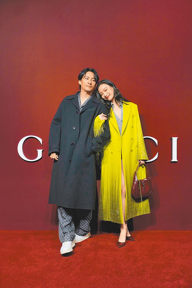 张震（左）、倪妮亲昵勾手出席GUCCI ANCORA时尚艺术特展。（GUCCI提供）