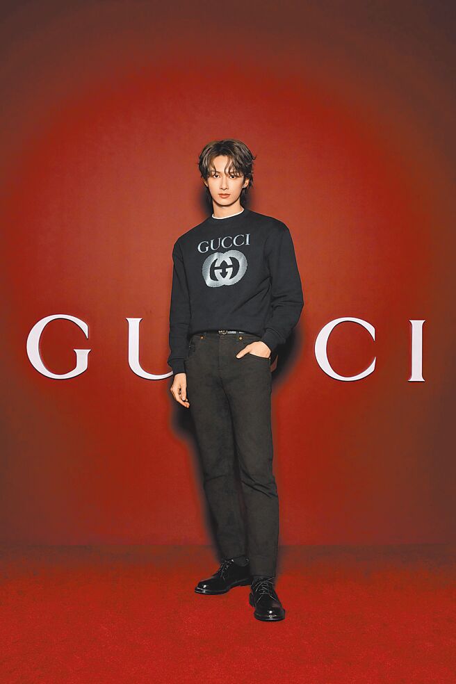 SEVENTEEN文俊辉以一袭黑色的套装，展现品牌近期强调的低调优雅。（GUCCI提供）