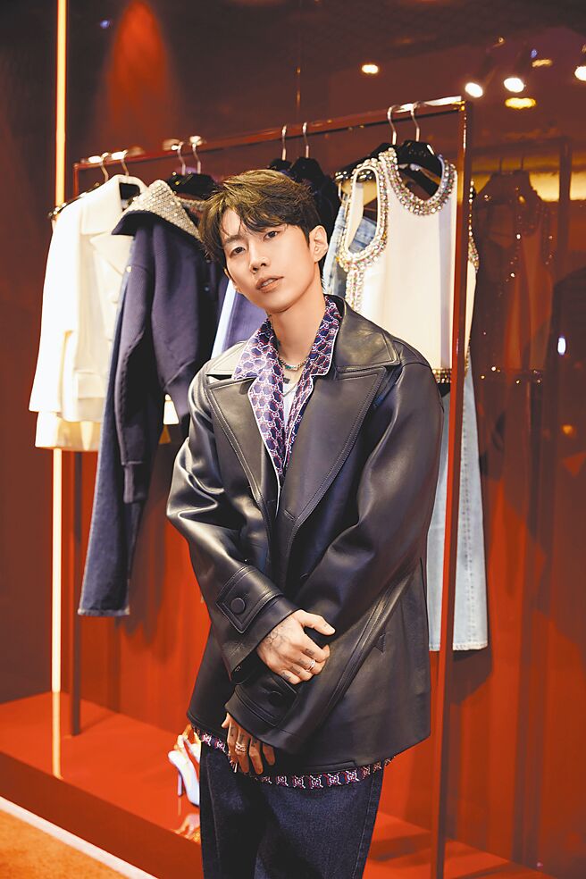 Jay Park出席韩国GUCCI ANCORA时尚艺术特展时，以街舞动作Freeze抢镜。（GUCCI提供）