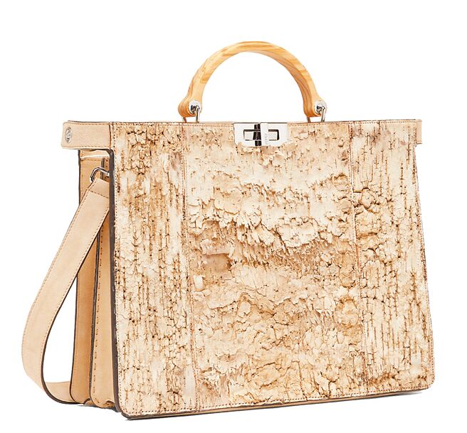 FENDI×隈研吾合作系列Peekaboo ISeeU Medium，71萬元。（FENDI提供）