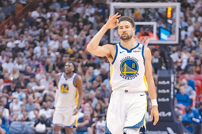 勇士射手克雷汤普生在砍进三分球后比出「3」的庆祝手势。（美联社）