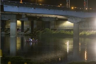 自小客自撞衝入基隆河 漏夜搜救无果白日再战