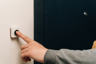 乾兒子爽住4年！天天和包租婆進出空房 鄰居笑：電梯常遇到