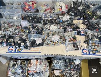 熊熊公仔店牆壁夾層藏玄機 警搜出2600瓶電子菸油