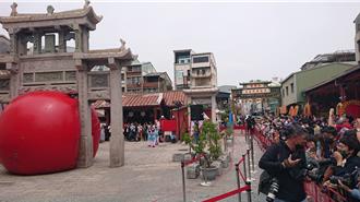 紅球正式現身台南 接官亭開幕湧千人排隊搶合照