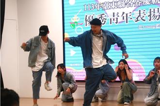 表揚台東74名優秀青年 楊文廣代表北上受獎