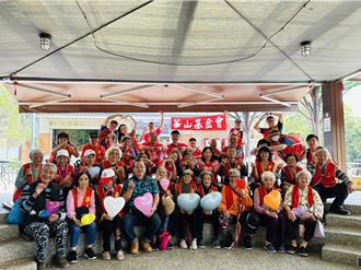 華山基金會三義天使站 安排孤老搭乘鐵道自行車