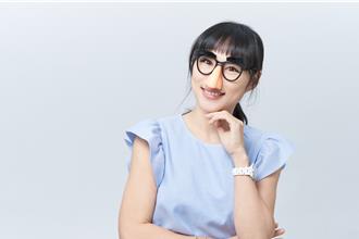 舉白旗讓2小孩看電視！宅女小紅轉念 打造親子時間