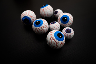 海边冒出大量「长尾眼球怪物」 专家急劝别乱碰