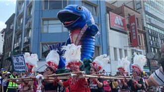 男參加老鷹嘉年華與女舞者合照 拍完竟摸臀性騷遭起訴