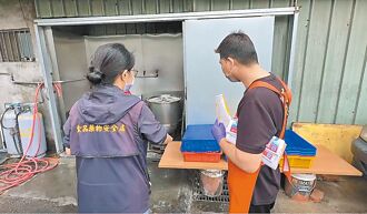 台中 知名爌肉飯生肉放路旁 引鳥啄食