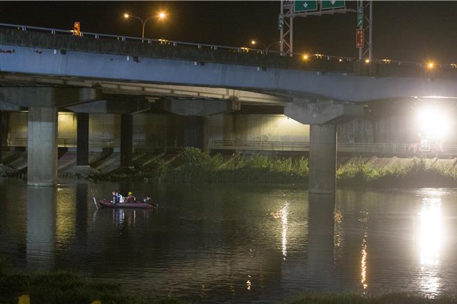 国道1号北上18公里处发生坠落案件，警消获报有小客车自撞匝道护栏后车辆翻落基隆河。（杜宜谙摄）