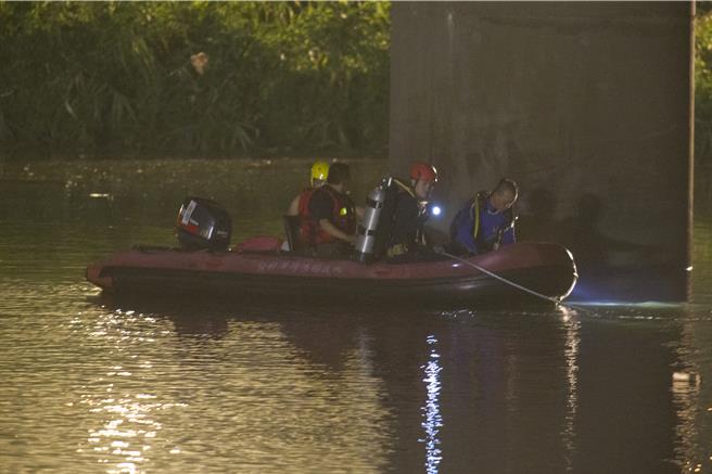 北市消防局派遣救护车2辆、消防车辆8辆、指挥车2辆、快艇2艘、水上摩托车1艘，共34人前往抢救。（杜宜谙摄）