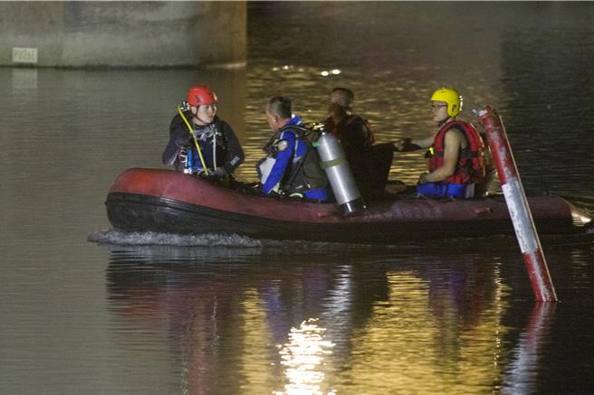 由于河道最深处深度趋近10公尺，北市消防局派遣4位潜水人员下水搜索。（杜宜谙摄）